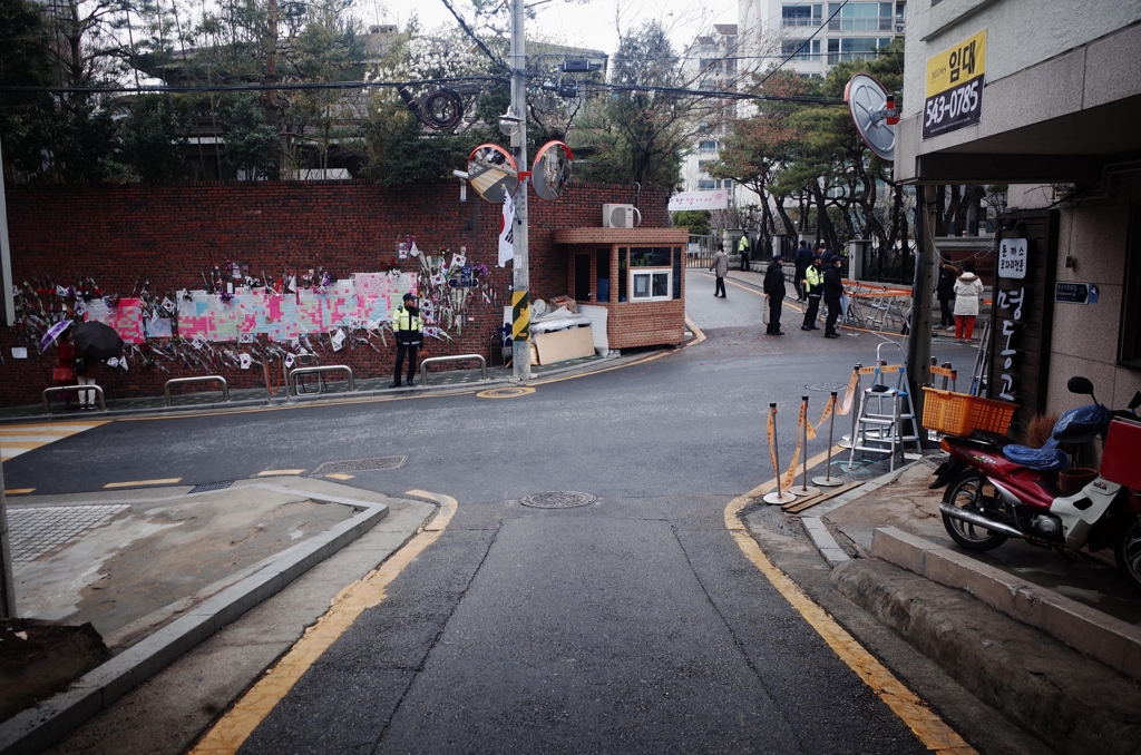 "그많던 지지자는 어디로"…썰렁해진 박前대통령 자택 앞 - 1
