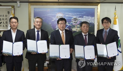 4일 춘천시청에서 열린 협약식 기념촬영. 가운데는 최동용 춘천시장.