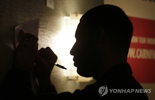 미국의 고용박람회에서 구직 활동을 하는 시민
