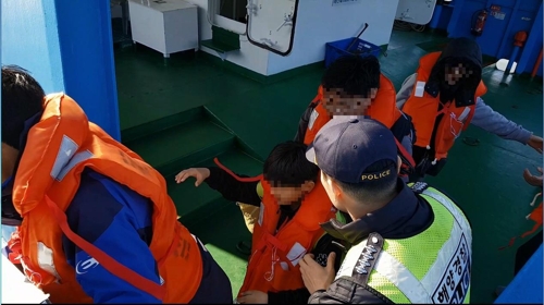 여객선에서 해경 구조정으로 옮겨타는 승객들