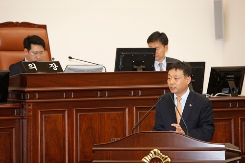 질문하는 강경식 의원