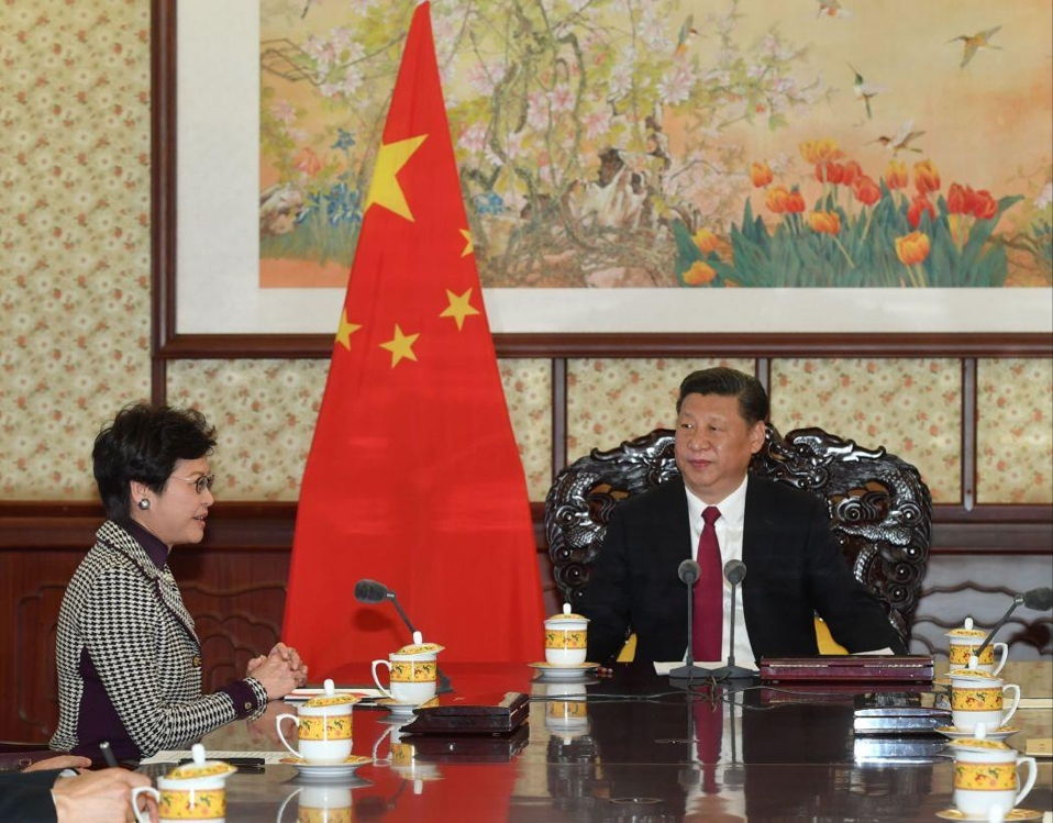 시진핑 중국 국가주석(가운데)과 캐리 람 홍콩 행정장관 당선인(왼쪽)[HKFP 캡처]