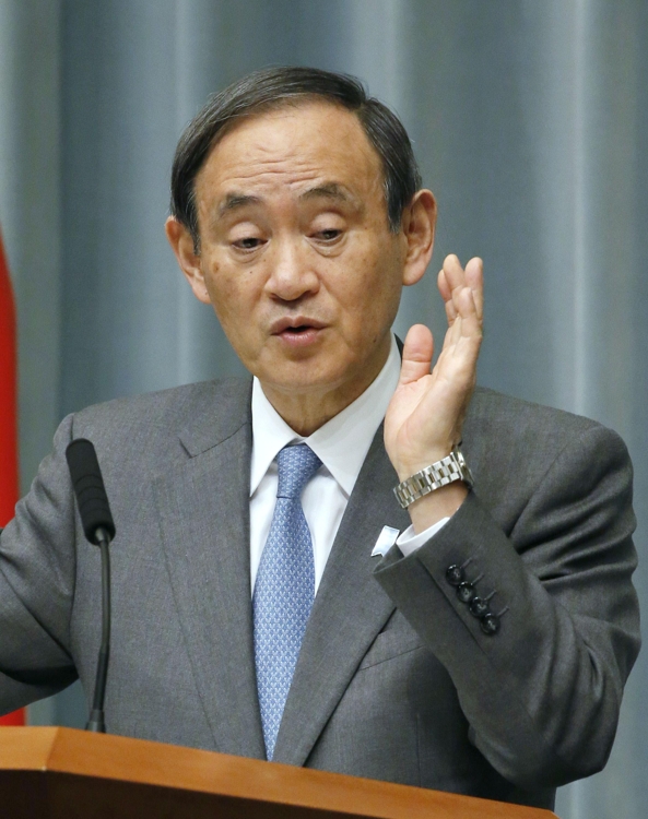 기자회견하는 일본 관방장관