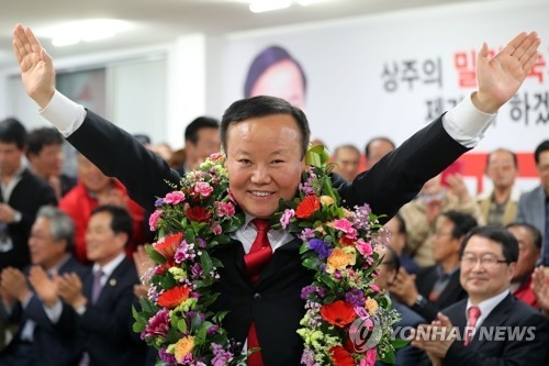 (상주=연합뉴스) 김준범 기자 = 12일 시행한 경북 상주·의성·군위·청송 국회의원 재보궐선거에서 당선이 확실시된 자유한국당 김재원 후보가 경북 상주시 서문동 자신의 선거사무소에서 손을 들어 기뻐하고 있다. 2017.4.12 psykims@yna.co.kr