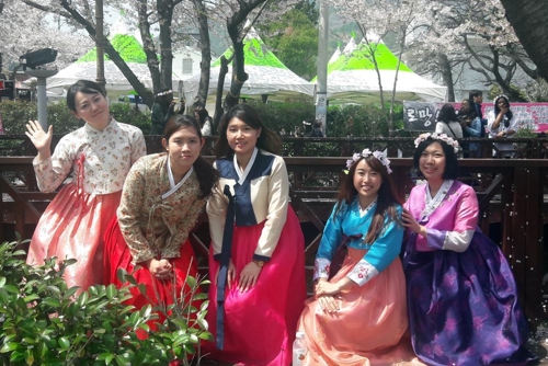 한복을 빌려입고 진해 군항제에서 입고 기념사진 찍는 관광객들.