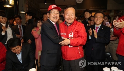 홍준표-김재원 '뜨거운 포옹'