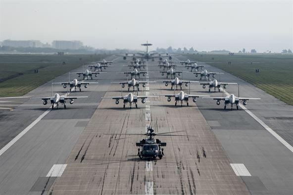 가데나 공군기지에서 지난 12일 실시된 완전무장 공군기들의 '코끼리 걸음' 훈련.