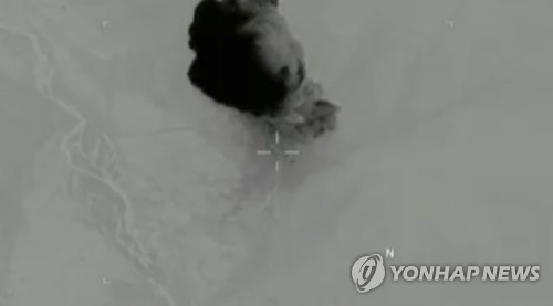 미국 국방부가 공개한 'GBU-43' 투하 영상 캡쳐