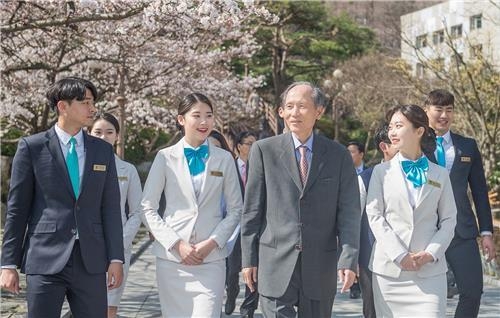 경남대학교 박재규 총장과 학생