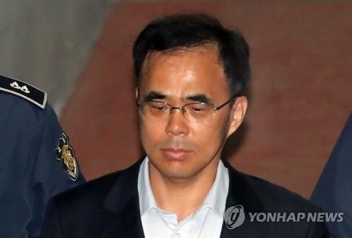 호송차에서 내린 김종(서울=연합뉴스) 한상균 기자 = 김종 전 문체부 차관이 17일 오후 서울중앙지법에서 열린 공판에 출석하고 있다. 2017.4.17xyz@yna.co.kr(끝)
