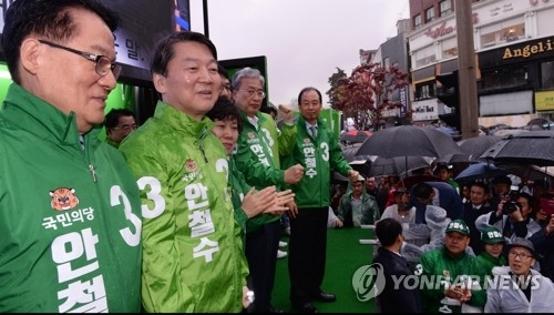 시민과 인사하는 안철수 박지원