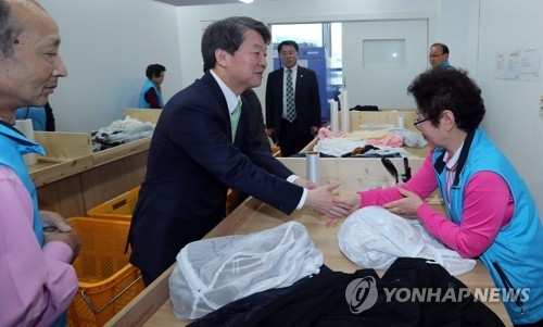 文·安, '틀니·기초연금' 공약 내세우며 '老心 잡기' - 2