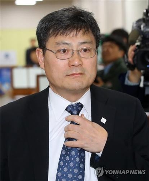 송수근 문체부 1차관, 증인 출석(서울=연합뉴스) 손형주 기자 = '문화예술계 지원 배제명단' 작성 및 관리에 관여한 것으로 알려진 송수근 문체부 1차관이 19일 오전 서울 서초구 서울중앙지법에서 열린 공판에 증인으로 출석하고 있다. 2017.4.12 handbrother@yna.co.kr(끝)