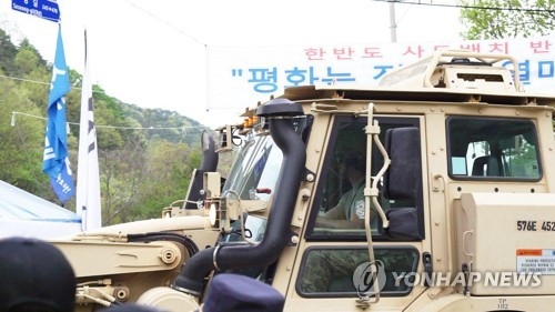 성주골프장 들어가는 미군 중장비