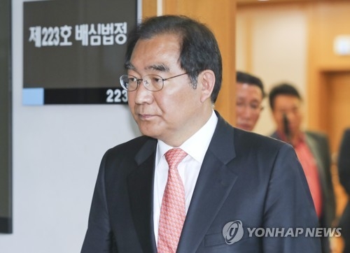 법정 나서는 이승훈 청주시장