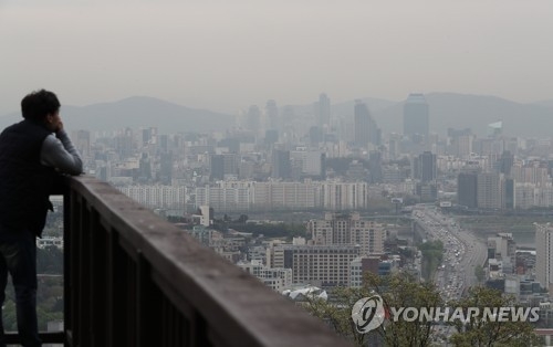 미세먼지로 뿌연 서울