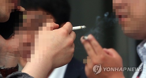 담배 피우는 사람들 [연합뉴스 자료사진]