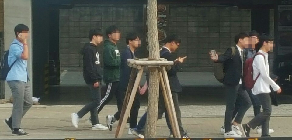 연휴에도 학원 오가는 학생들