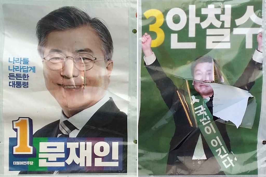 전남 나주서 훼손된 더불어민주당 문재인(왼쪽), 국민의당 안철수 대선후보 벽보.