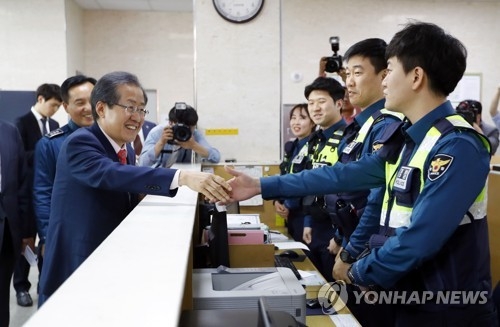 경찰과 악수하는 홍준표