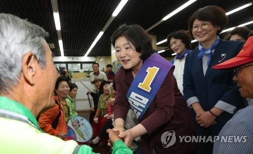 어르신 찾은 문재인·안희정 부인