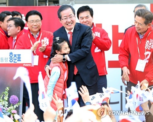 洪측 "자동육아휴직 실시·아기부모 10시 출근 확대" - 1