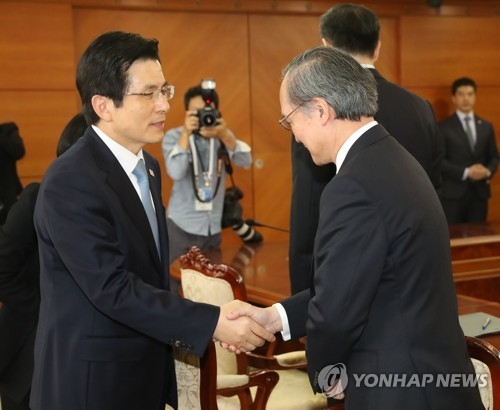 黃권한대행 "위안부문제 함께 노력"…日대사 "아베 생각 전달"(종합) - 1