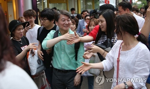安측 "청춘멘토가 국민멘토로 완벽 부활"…安 도보유세 자평 - 1