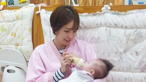 김정은, 어린이날 영아일시보호소 자원봉사