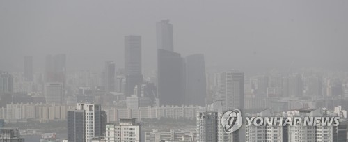 '미세먼지 공습'(서울=연합뉴스) 최재구 기자 = 전국 대부분 지역의 미세먼지가 매우 나쁨을 기록한 6일 서울 남산에서 바라본 서울 시내가 미세먼지로 덮여 있다. 2017.5.6jjaeck9@yna.co.kr(끝)
