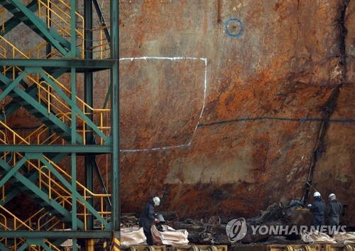 이곳에 구멍을 (목포=연합뉴스) 박동주 기자 = 7일 목포신항에 거치된 세월호에 천공작업을 위한 선이 하얗게 표시되어 있다. 2017.5.7pdj6635@yna.co.kr