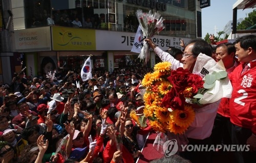창원시민에게 인사하는 자유한국당 홍준표 후보