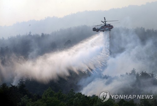 산불 진화하는 산림헬기.