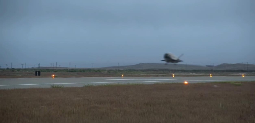 X-37B 4차 비행 후 지구 귀환 장면