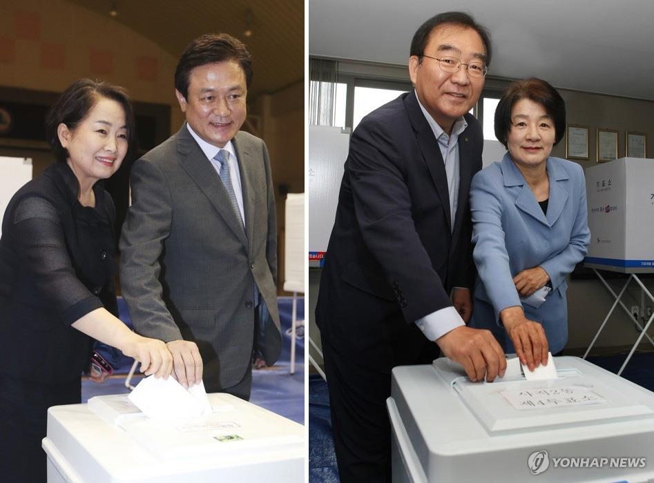 투표하는 김병우 충북도교육감 부부(왼쪽)과 이승훈 청주시장 부부.