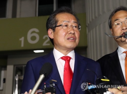 취재진 질문에 답하는 홍준표 후보