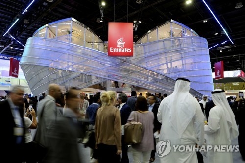 두바이국제공항에서 에미리트항공 탑승을 기다리는 승객들