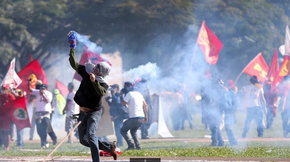 브라질리아에서 테메르 대통령 퇴진과 연금·노동 개혁 반대 시위가 벌어졌다.