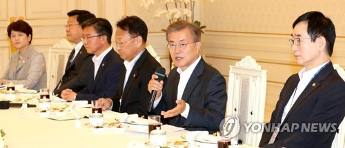文대통령, 朴임명 장관들과 만남…"할 말 다 하고 다 들어줬다" - 1