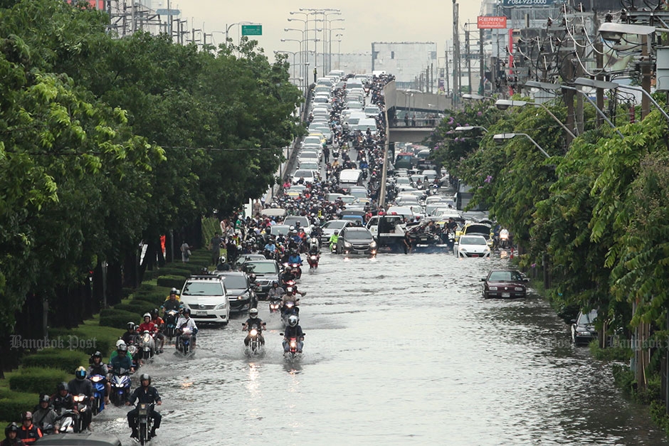 폭우로 주차장된 고가도로 