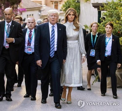G7 정상회의의 축하 공연에 가고 있는 도널드 트럼프 부부 [AP=연합뉴스] 