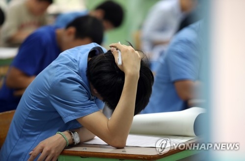 (서울=연합뉴스) 박동주 기자 = 2018학년도 수능 6월 모의평가가 열린 1일 오전 서울 종로구 경복고등학교에서 학생들이 시험을 보고 있다. 2017.6.1