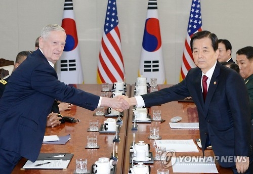 지난 2월 3일 회담하는 한민구 장관과 매티스 장관