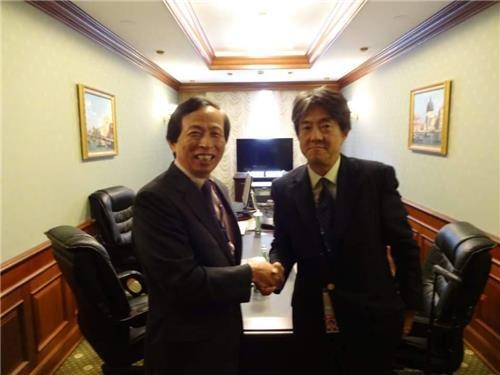 (상트페테르부르크=연합뉴스) 연합뉴스 이홍기 전무(왼쪽)와 악수하는 가쿠야 오가타 일본 교도통신 국제담당상무