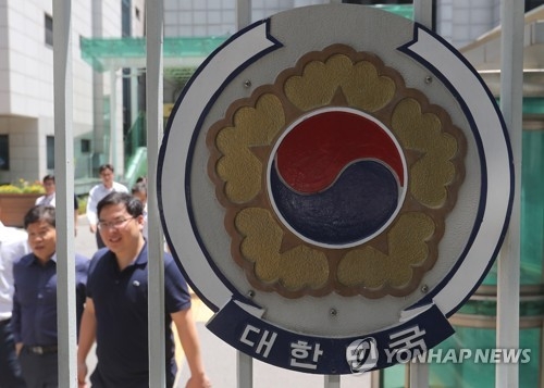 정부조직 개편 추진 (서울=연합뉴스) 이상학 기자 = 5일 세종로 정부서울청사에서 직원들이 점심을 위해 청사를 나서고 있다. 이날 당·정·청은 정부조직을 18부·5처·17청·4실로 개편하고, 국민안전처 해체·중소벤처기업부 신설 등을 골자로 하는 새 정부의 조직개편을 추진하기로 했다. 2017.6.5leesh@yna.co.kr