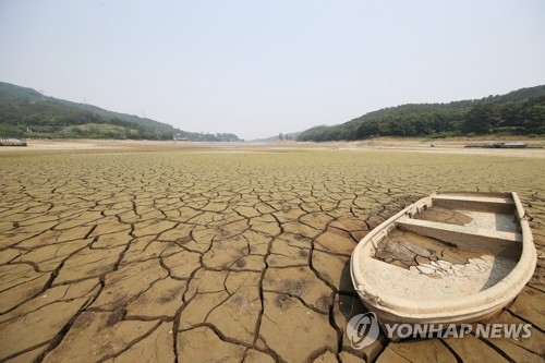 바닥 완전히 드러난 경기도 내 '유효저수량 3위' 안성 금광저수지[연합뉴스 자료사진