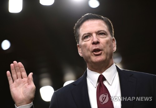 코미 "트럼프정부가 나와 FBI 명예훼손"…러'스캔들 첫 공개증언 - 1