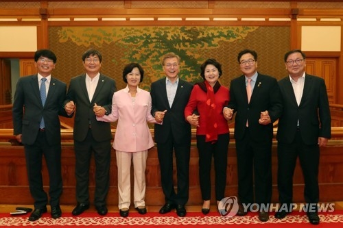 文대통령 "진정성있는 협치가 최선…각당 정상회담 수행단 제안"(종합) - 2
