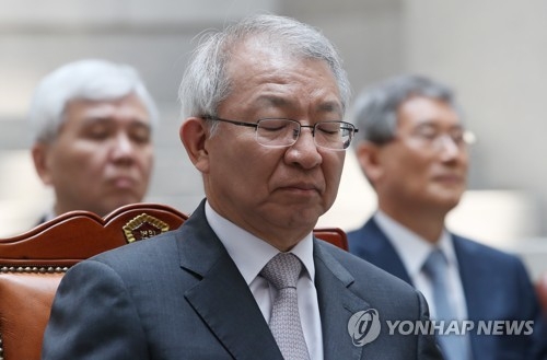 생각에 잠긴 양승태 대법원장