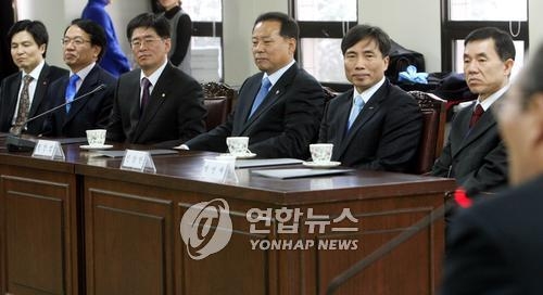 30여 년 만에 사시합격 명예회복(과천=연합뉴스) 이정훈 기자 = 시국 관련 시위 전력으로 사법시험에서 불합격 처분됐던 6명이 정부 과천청사에서 49회 사법시험 합격증서를 받고 정성진 당시 법무장관의 인사말을 경청하고 있다. 사진 왼쪽부터 황인구 당시 SK가스 자원개발본부장, 한인섭 서울대 법대 교수, 조일래 한국은행 법규실장, 정진섭 한나라당 의원, 신상한 산업은행 윤리준법실장, 박연재 KBS 광주방송총국 심의실 국장. 2008.1.21